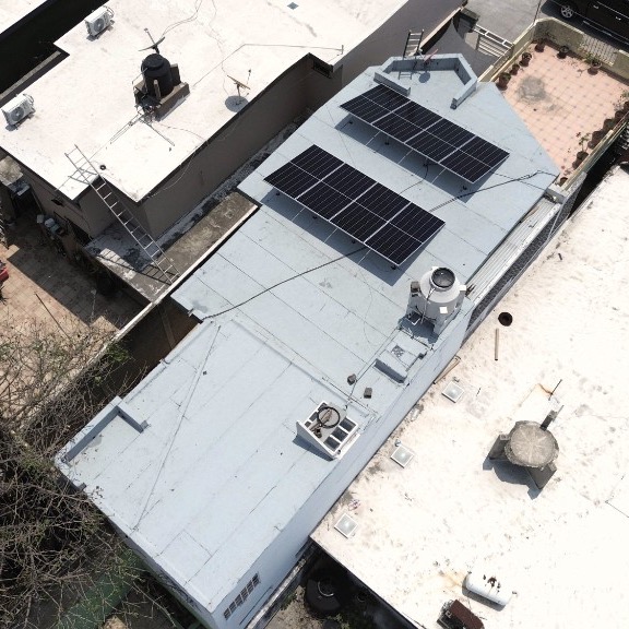 Azotea con sistema asfáltico e instalación de paneles solares