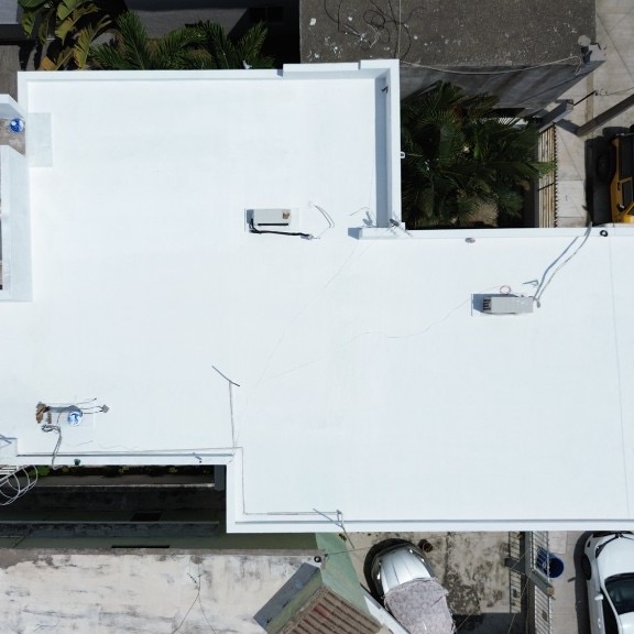 Azotea residencial en forma de L, impermeabilizada con acrílico blanco